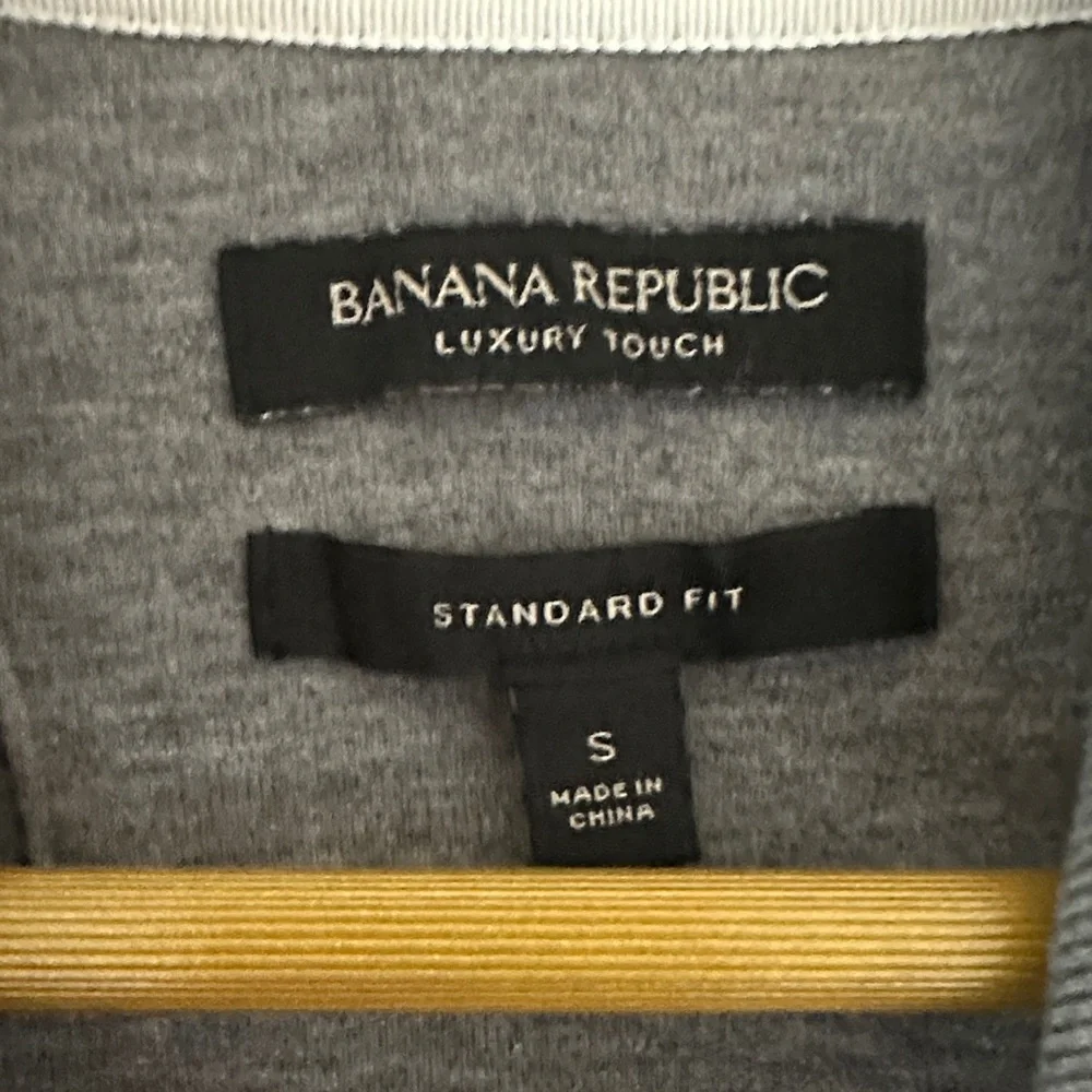 Banana Republic Luxury Touch Standard Fit Charcoal Polo – White Micro Pattern